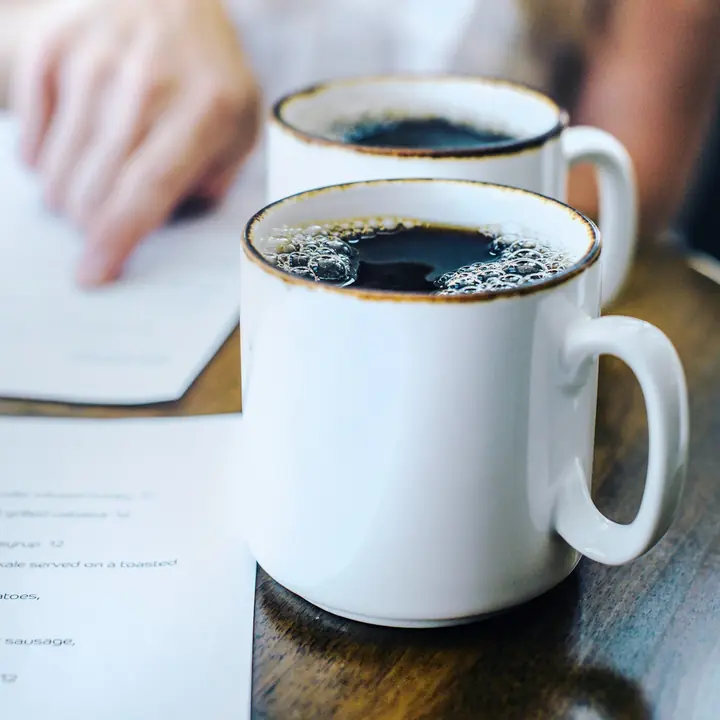 Dos tazas de café sobre una mesa