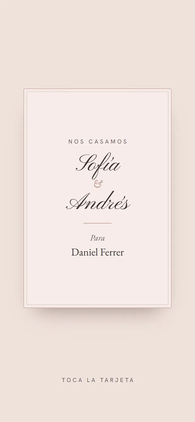 La invitación: una tarjeta con los nombres de los novios y el del invitado
